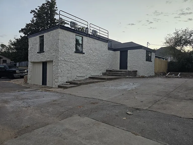2413 SW 24th St — Photo 4