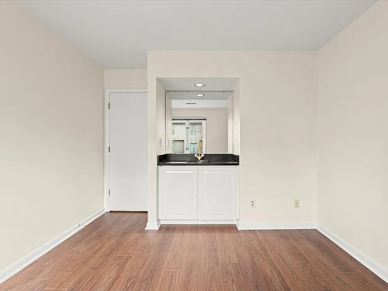 3555 Londonderry Ln — Photo 11