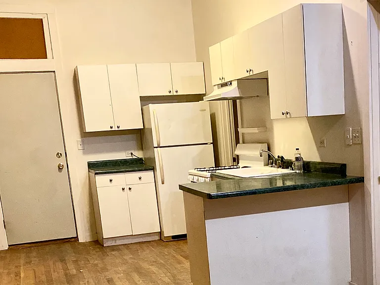 938 W 31st Pl #1R — Photo 1
