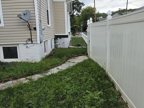 4th image of 321 Pine St
