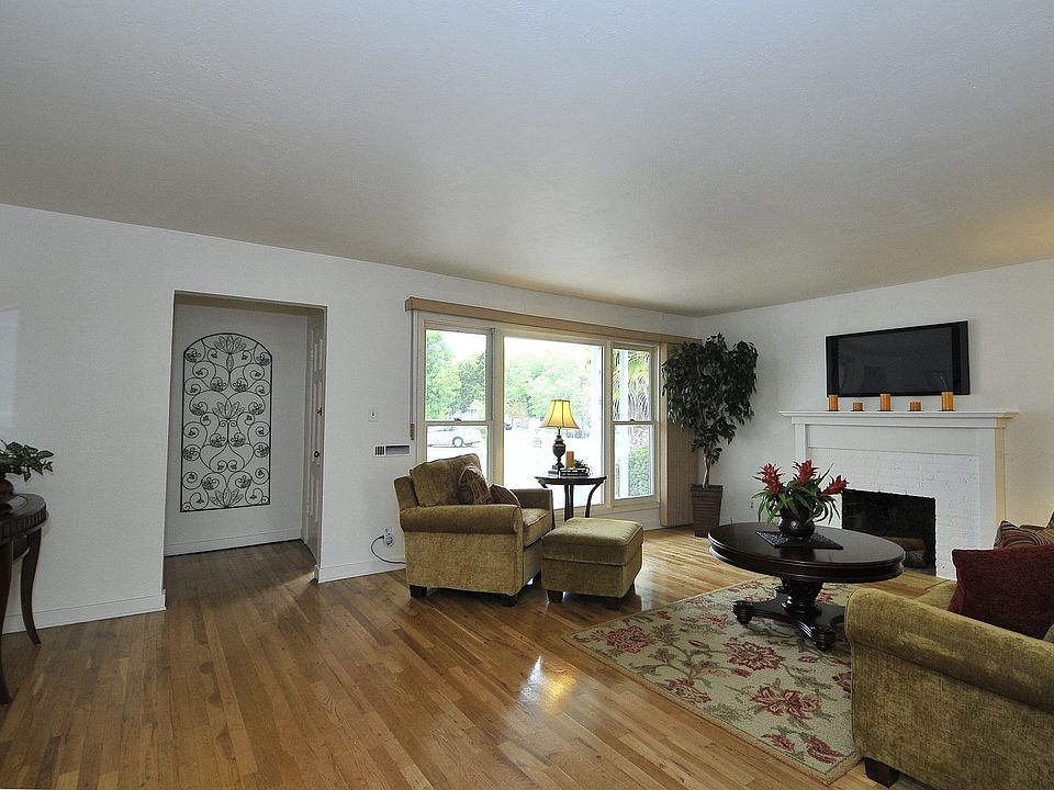 LIVING RM VIEW TO FRONT DOOR 