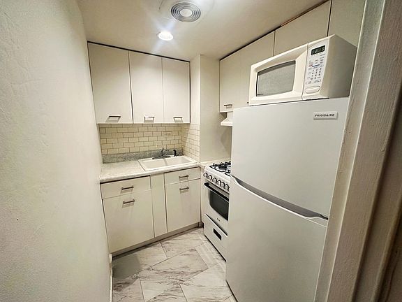 5th image of 210 E 47th St APT 7B