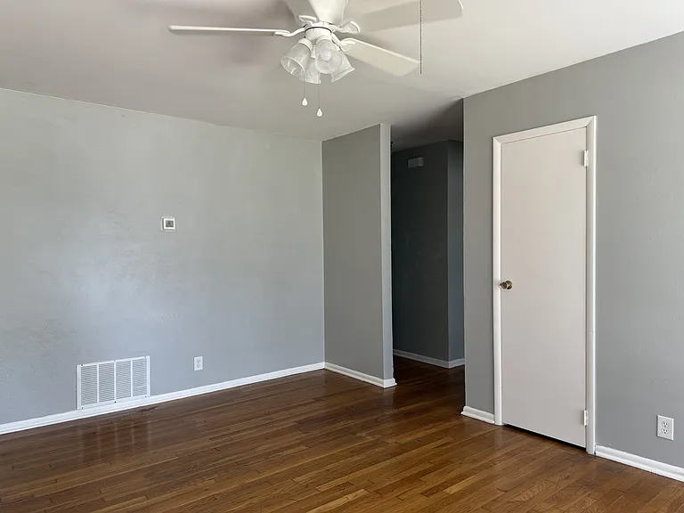 1409 Metropolitan Dr — Photo 3