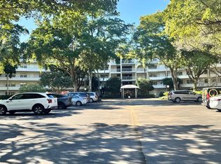 3980 Oaks Clubhouse Dr #405, Pompano Beach, FL 33069