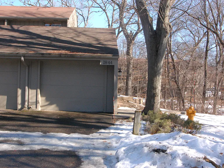 1844 Zanzibar Ln N — Photo 14