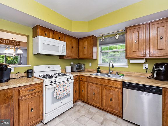4th image of 15053 Catalpa Ct