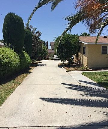 LONG BIG DRIVEWAY (PLENTY OF PARKING)