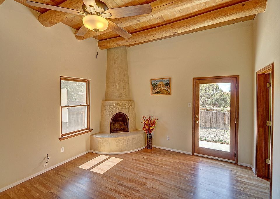 Living Room w Kiva Fireplace
