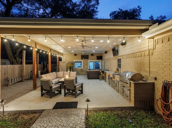 301 Stewart Street, Meadowlakes, TX 78654