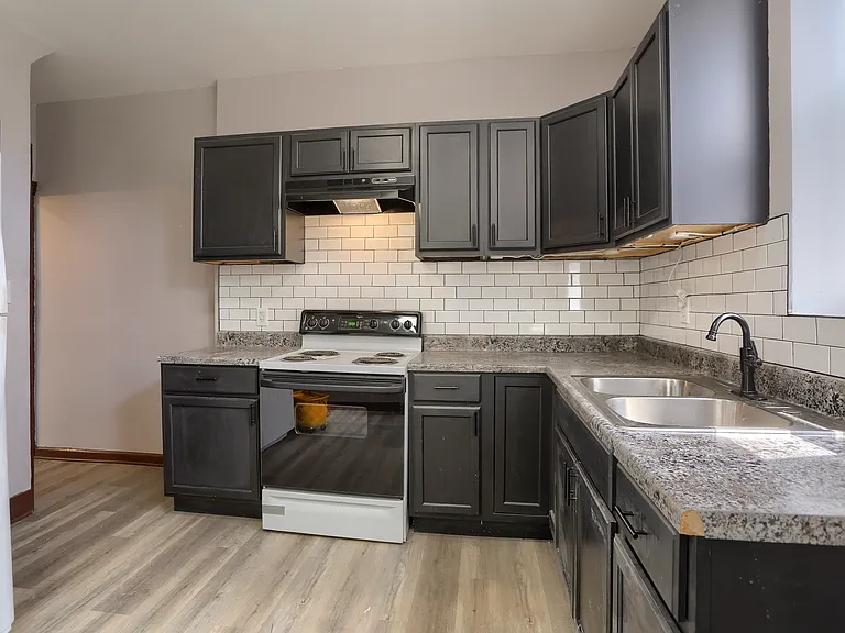 2122 Jefferson St — Photo 2