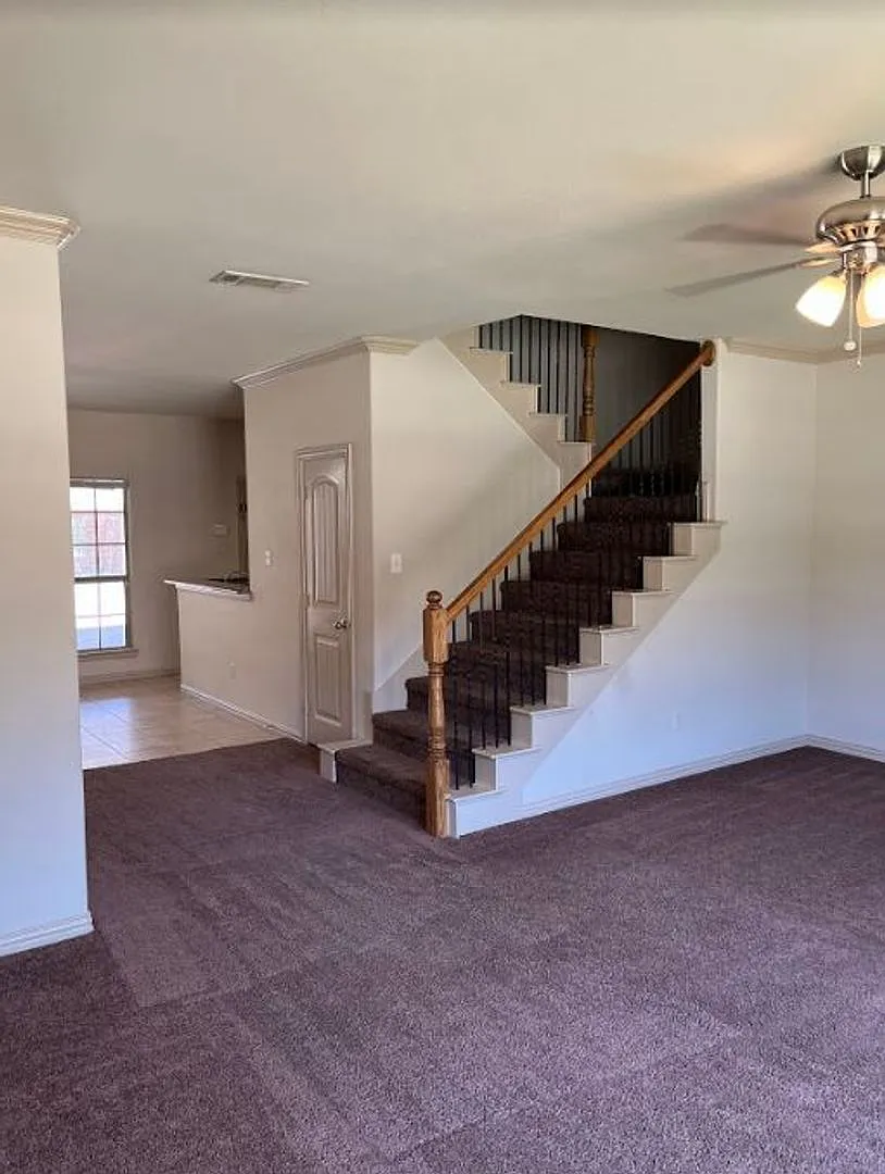 Wonderful 4 bed 2.5 bath townhome in Grand Prairie! — Photo 2