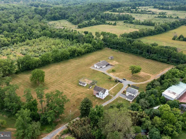 1400 E Main St, Douglassville, PA 19518