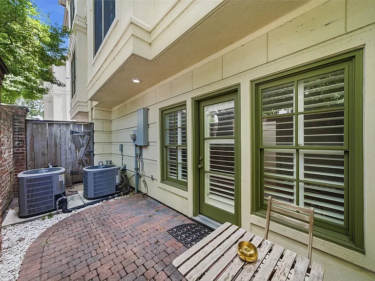 1329 Hyde Park Blvd — Photo 6