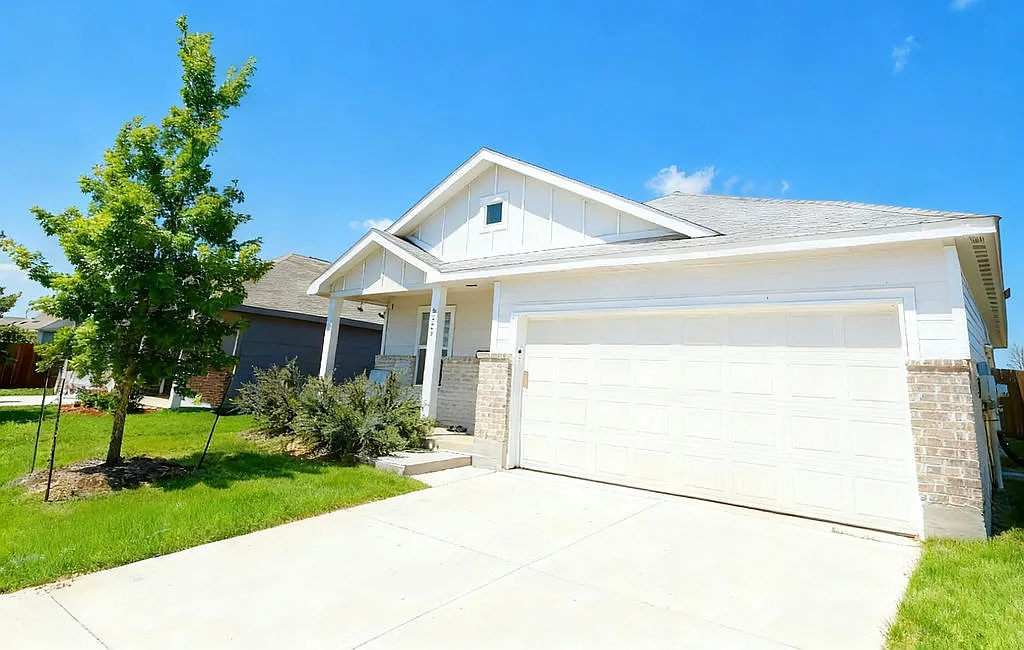 3 bed, 1271 sqft, $2,399 — Photo 2