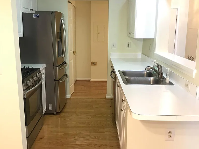 10018 Vanderbilt Cir #4 — Photo 6