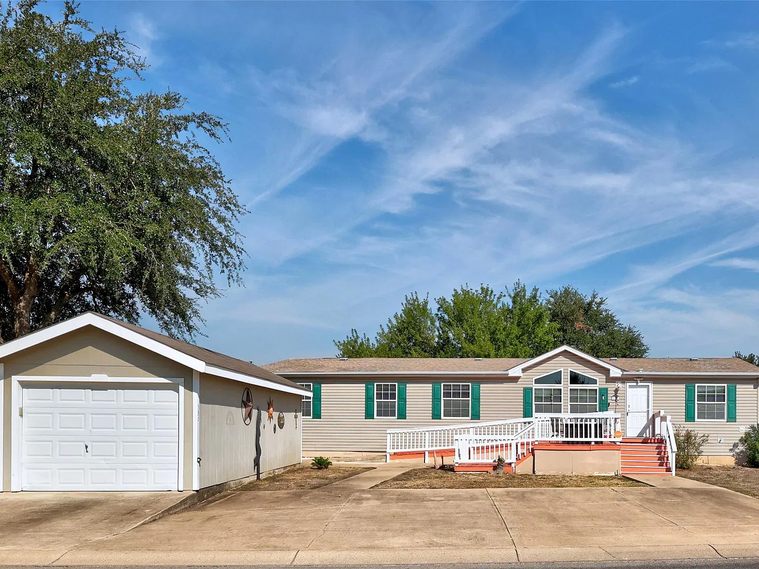 3 bed, 2.0 bath, 2176 sqft, $1,900 — Photo 1