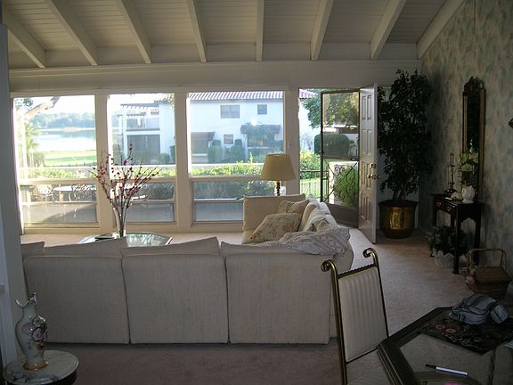 livingroom view of lake