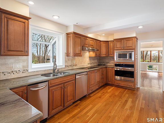 4th image of 264 Chestnut Hill Road