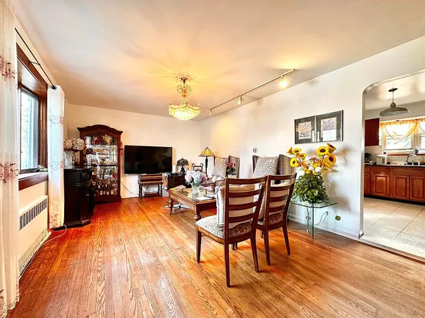 61-22 183rd St, Fresh Meadows, NY 11365