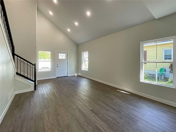 5th image of 916 S Marvin Ave