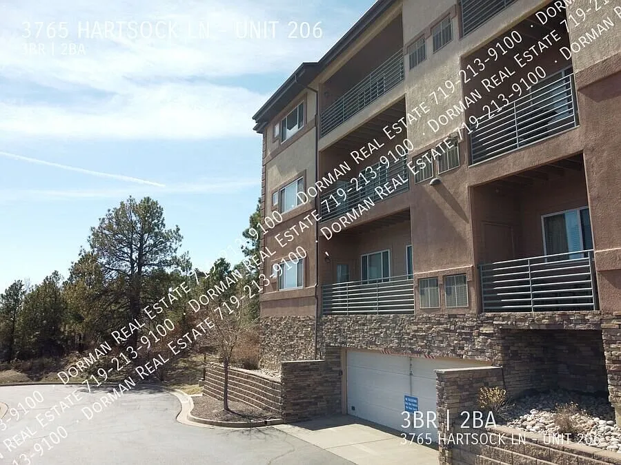 Single-Level Living Condo Unit with 3 Bedrooms, 2 Full Baths, Storage, Garage Parking, and Centra... — Photo 4