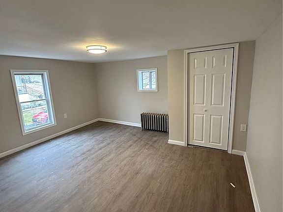 3rd image of 220 Crane St APT 1