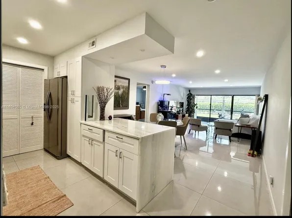 230 Lakeview Dr APT 102, Weston, FL 33326