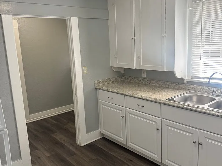 142 W Valencia Dr — Photo 2