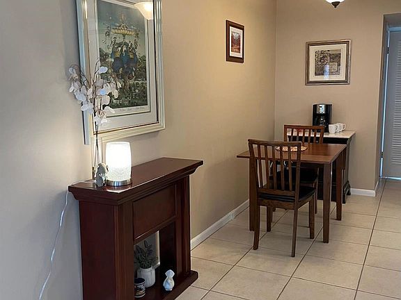 4th image of 319 Farnham P #319