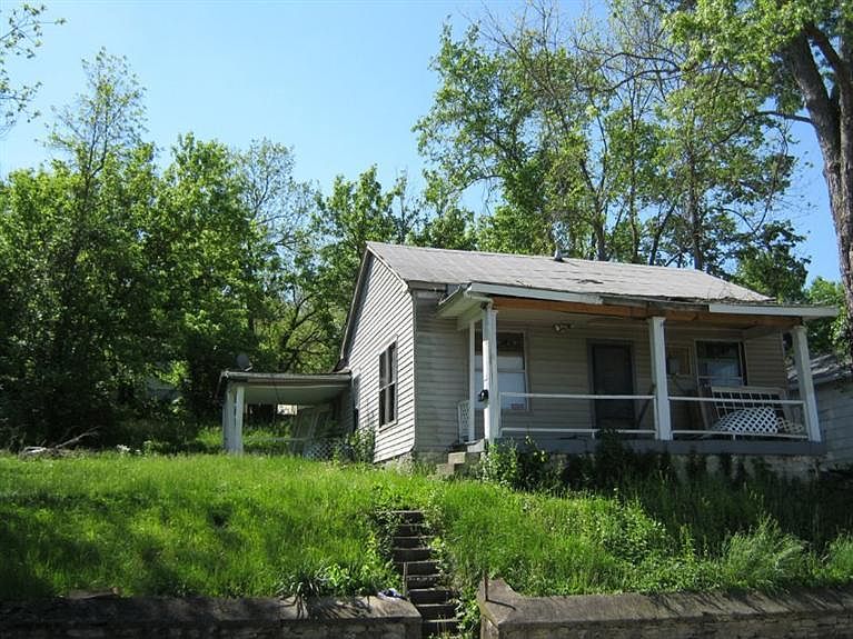 2nd image of 137 W Conwell St