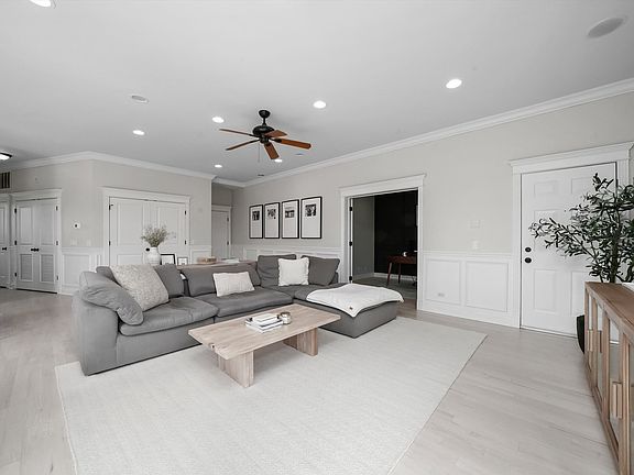 2nd image of 3534 N Hermitage Ave #403