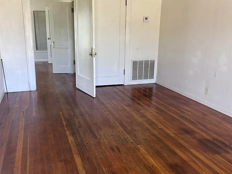 1140 Covington St — Photo 4