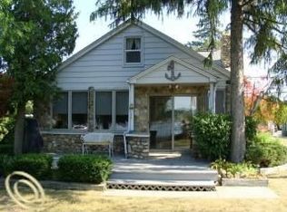 25 W Glass Rd, Ortonville, MI 48462