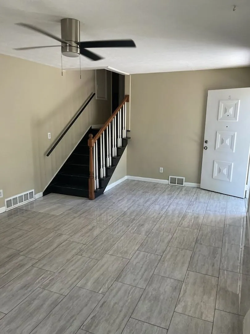 Two Bedroom One Bath Apartment In Huntington — Photo 3