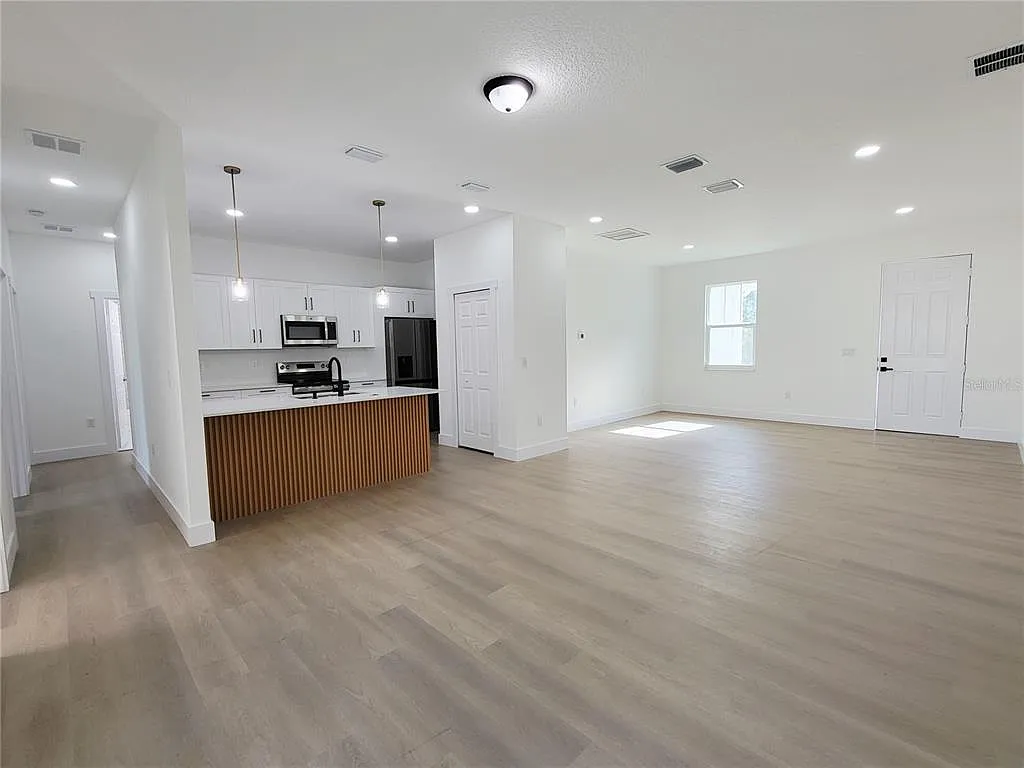 3 bed, 2.5 bath, 1681 sqft, $2,125 — Photo 4