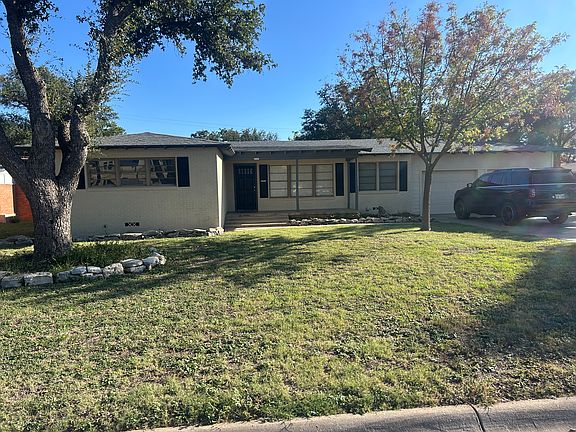 3rd image of 2707 Shamrock Dr