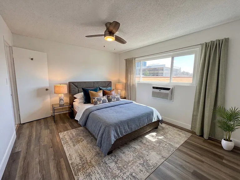 445 E Magnolia Blvd — Photo 9