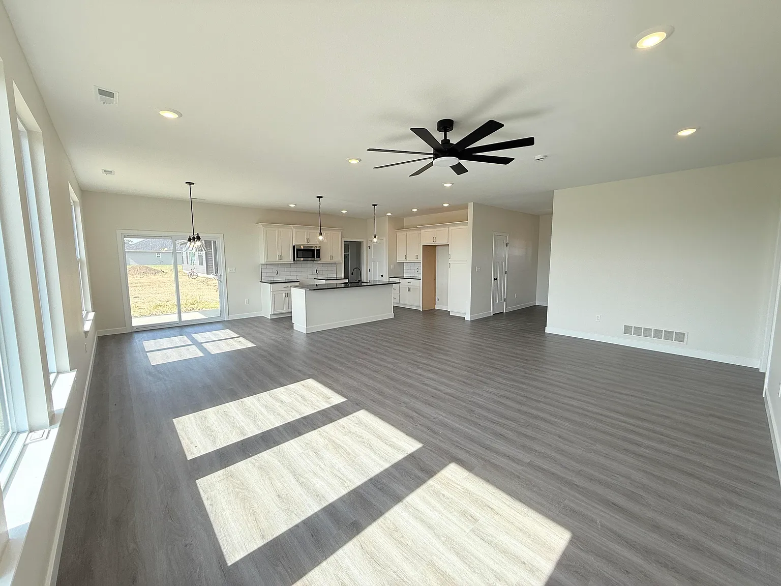3 bed, 2.0 bath, 1591 sqft, $2,300 — Photo 4