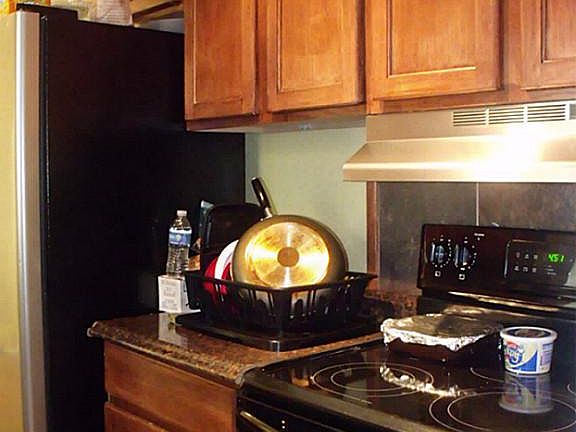 Gorgeous kitchen with tile floor!!