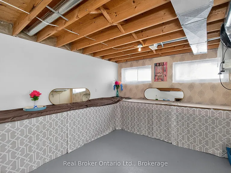 16 Mundy Ave — Photo 19