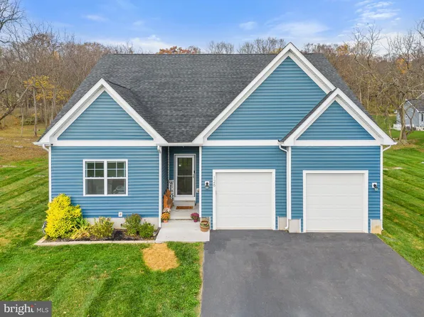 126 W Blakeley Dr, Charles Town, WV 25414