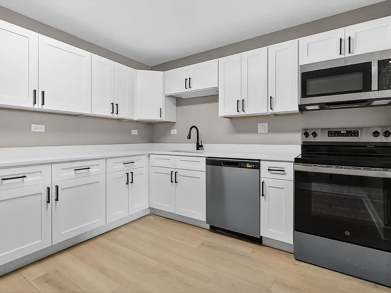 Lakeside Village Apartments — Photo 48