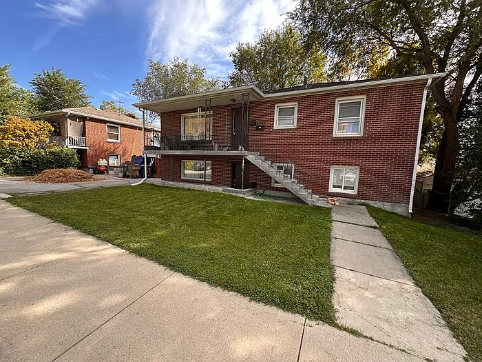 2 bed, 1.0 bath, 900 sqft, $1,200 — Photo 1