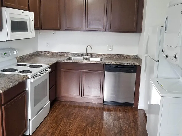 1025 Oak St #7 — Photo 3