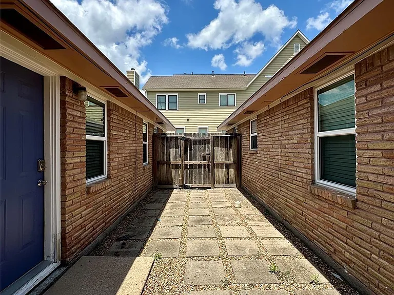 815 Waverly St — Photo 8