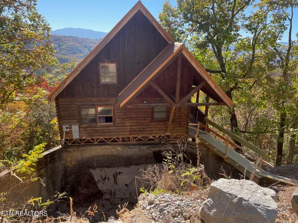 2023 McCarter Dr, Sevierville, TN 37862