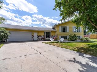 2106 Summerset Ct, Grand Forks, ND 58201