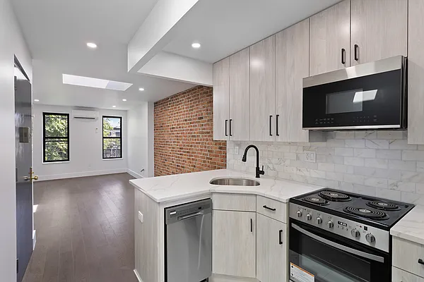 Rented by Safdie Realty Group | media 14