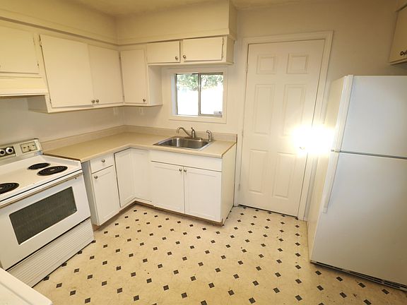 5th image of 2215 E Weile Ave
