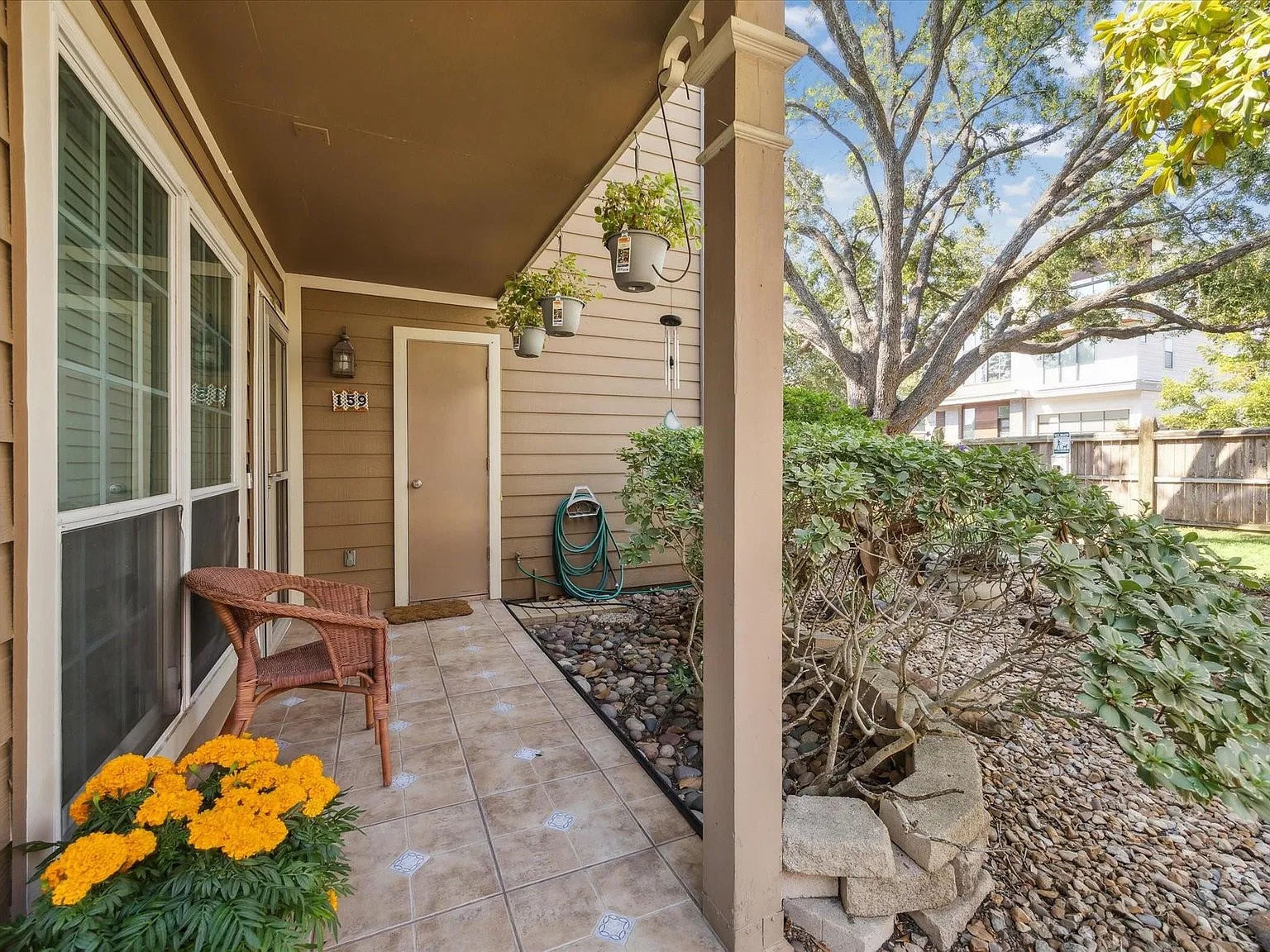 3 bed, 2.0 bath, 1120 sqft, $2,500 — Photo 2